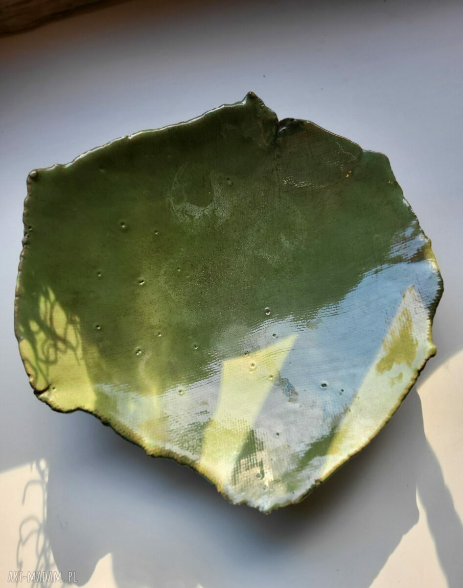 Asymetryczna patera ceramiczna - ręcznie formowana z oliwkową zielenią