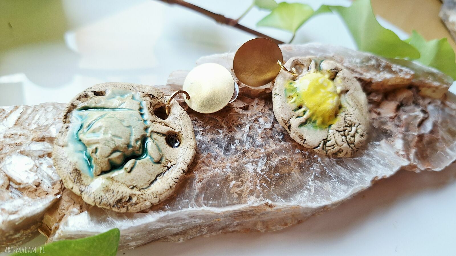 Asymetryczne kolczyki ceramiczne „Słońce i Muszla” ręcznie robione boho z mosiądzu