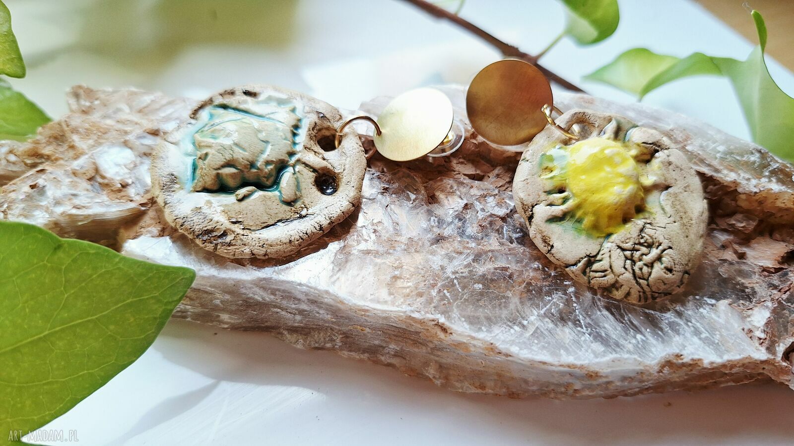 Asymetryczne kolczyki ceramiczne „Słońce i Muszla” ręcznie robione boho z mosiądzu