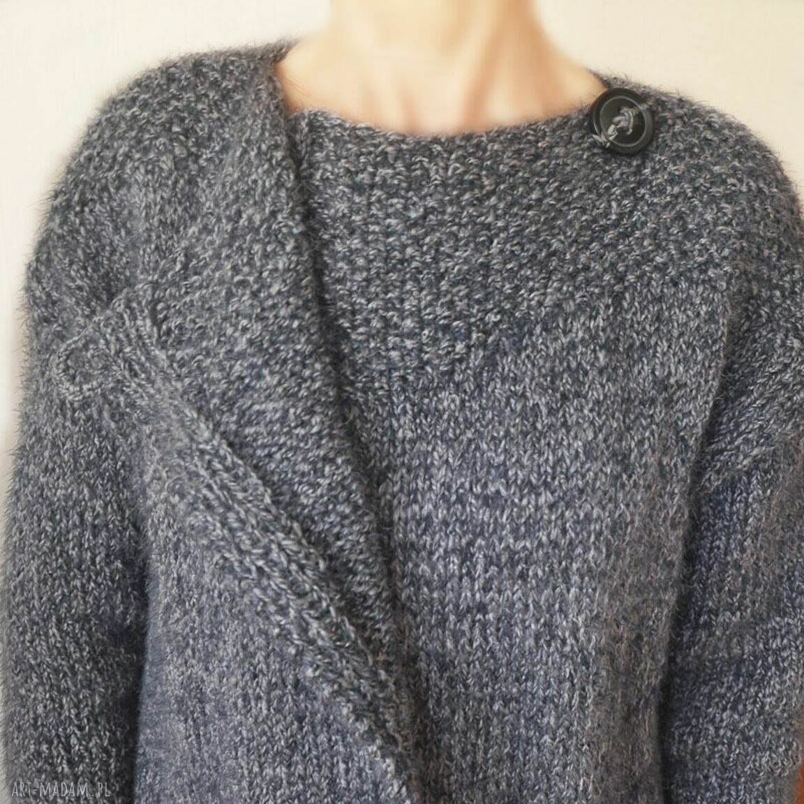 Asymetryczny, elegancki sweter handmade - kardigan z guzikiem