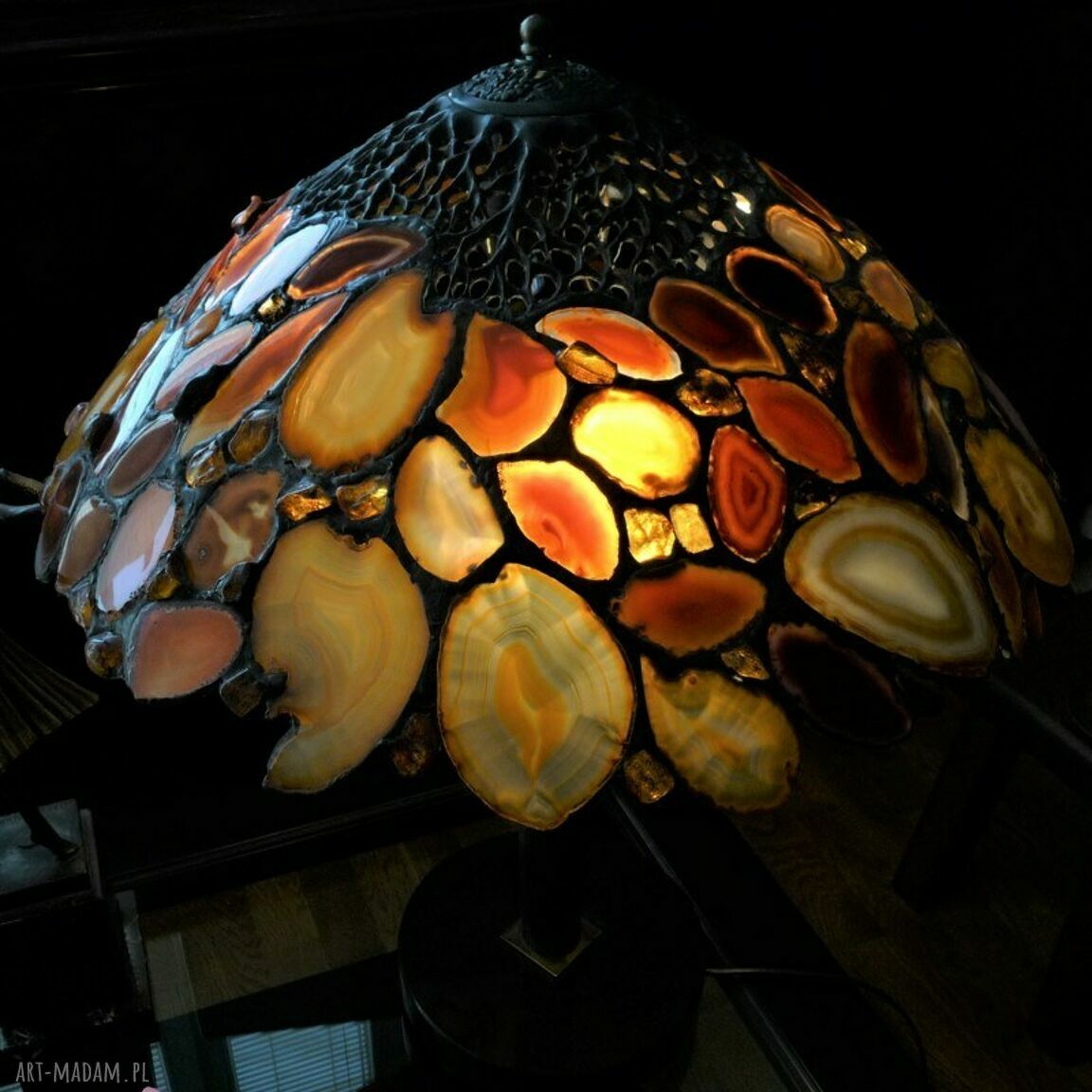 Autorska lampa Tiffany z ciętych agatów brazylijskich i bursztynu bałtyckiego