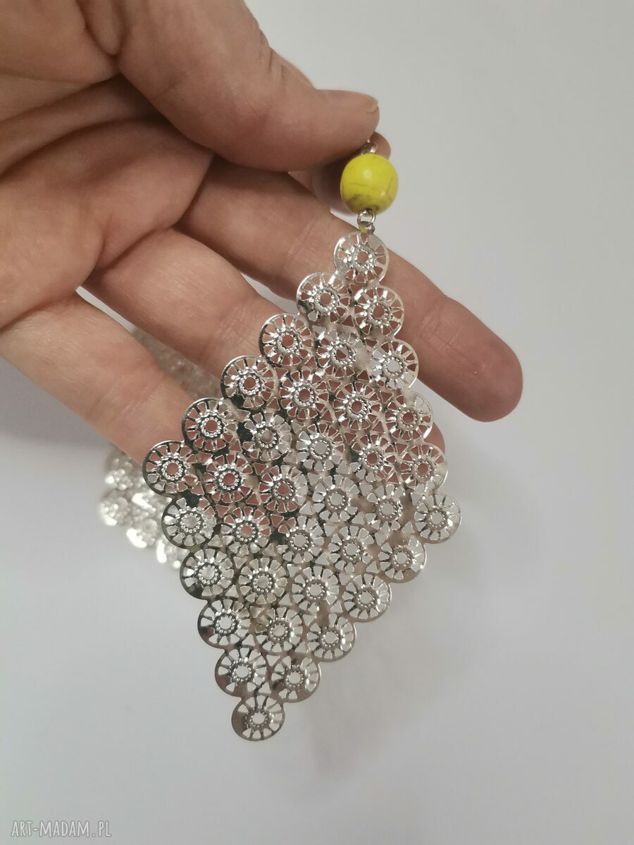 Ażurowe kolczyki boho z żółtym kamieniem i frędzlami