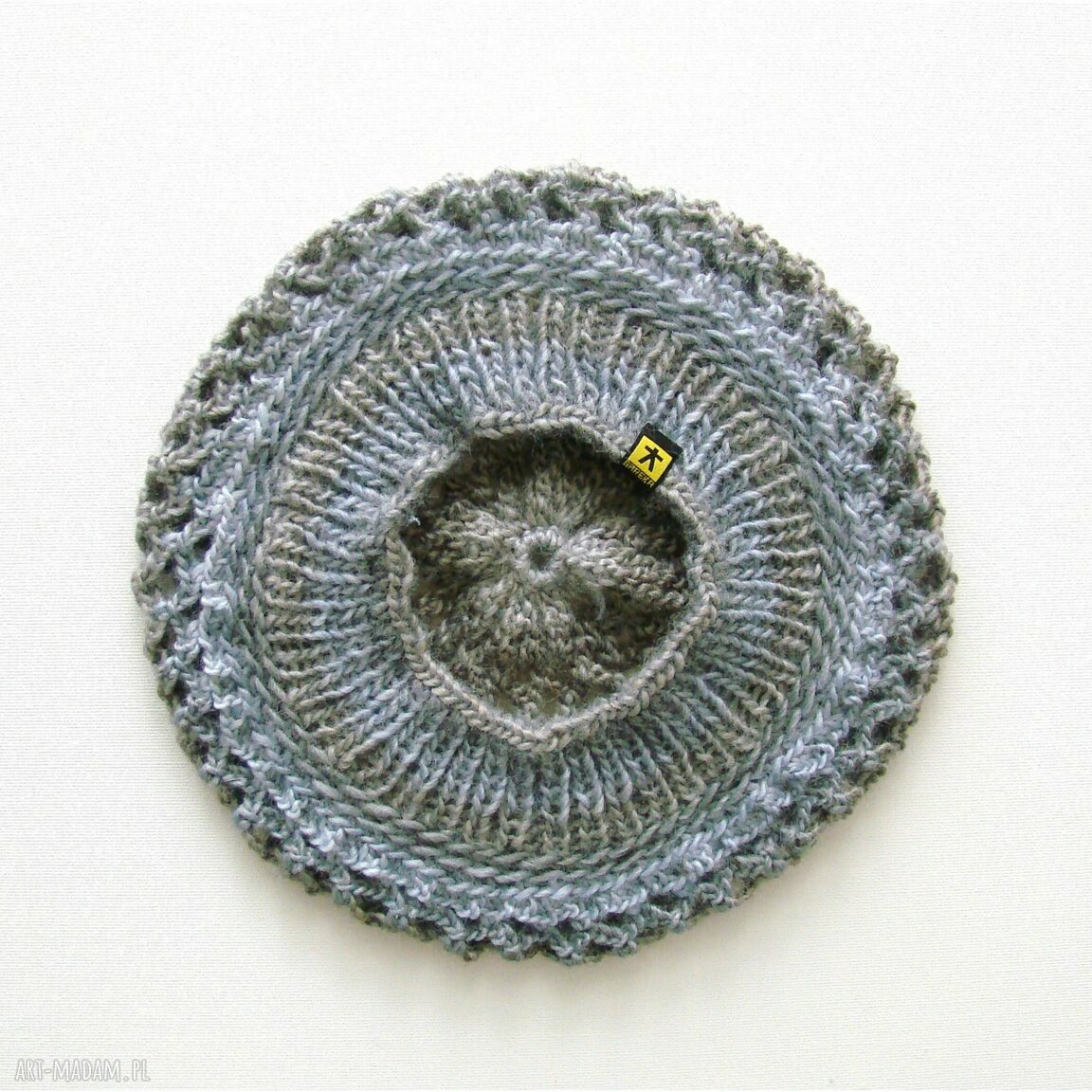 ażurowy beret w szarościach
