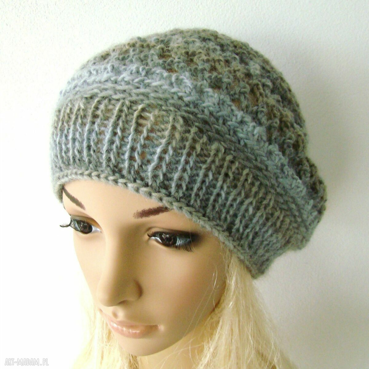 ażurowy beret w szarościach