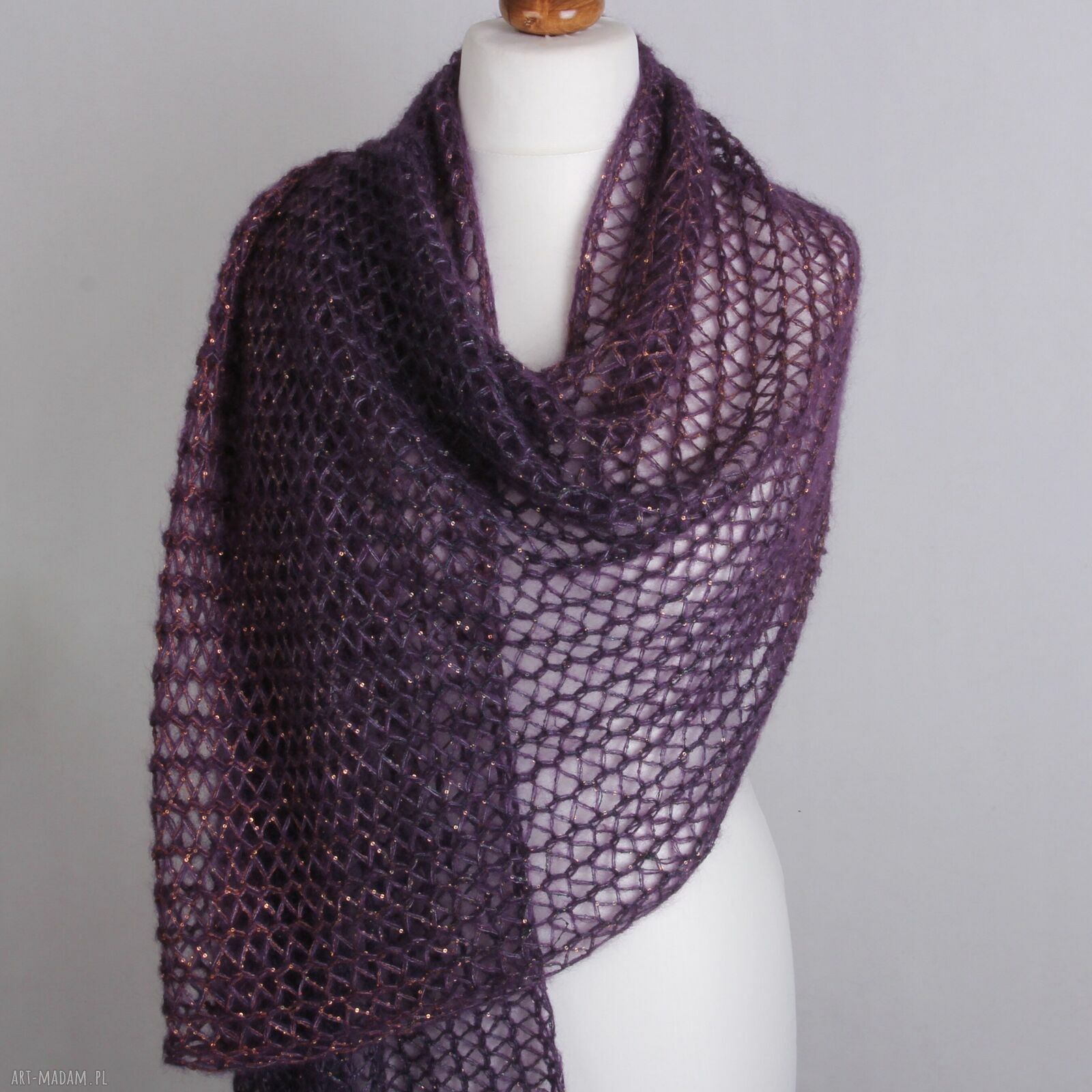 Ażurowy szal z cekinami w fioletowym kolorze - ręcznie dziergany blask