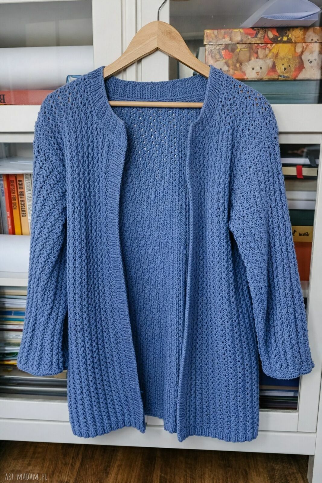 Ażurowy kardigan handmade - lekki niebieski sweter z rozszerzanymi rękawami