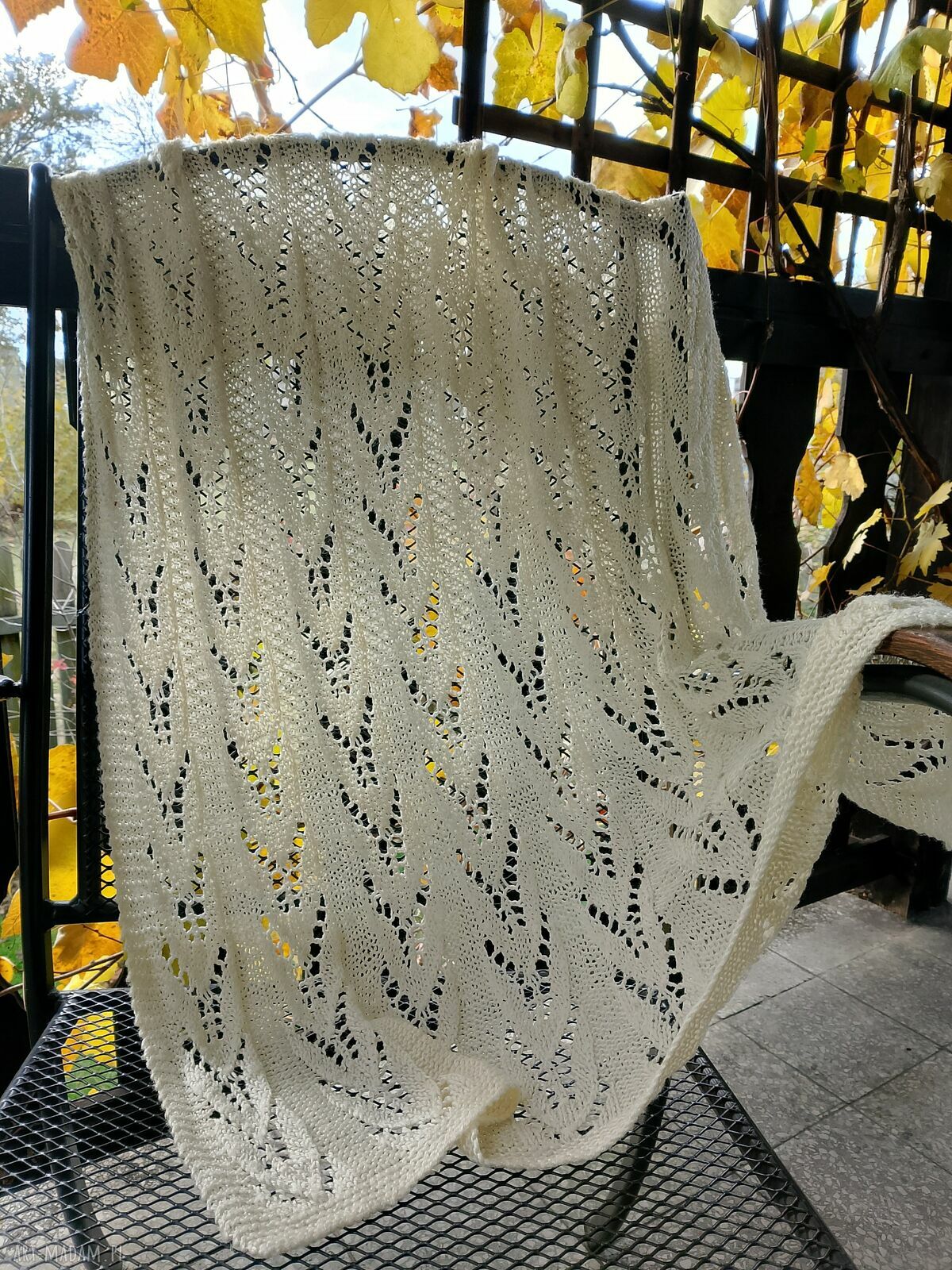 Ażurowy kocyk na drutach kremowy ecru 90 x 80 cm