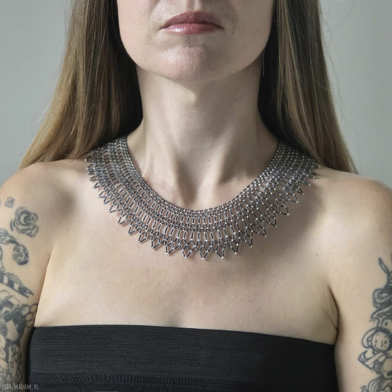 Ażurowy naszyjnik kołnierzyk z koralików szklanych - choker w grafitowo-srebrnym stylu art deco