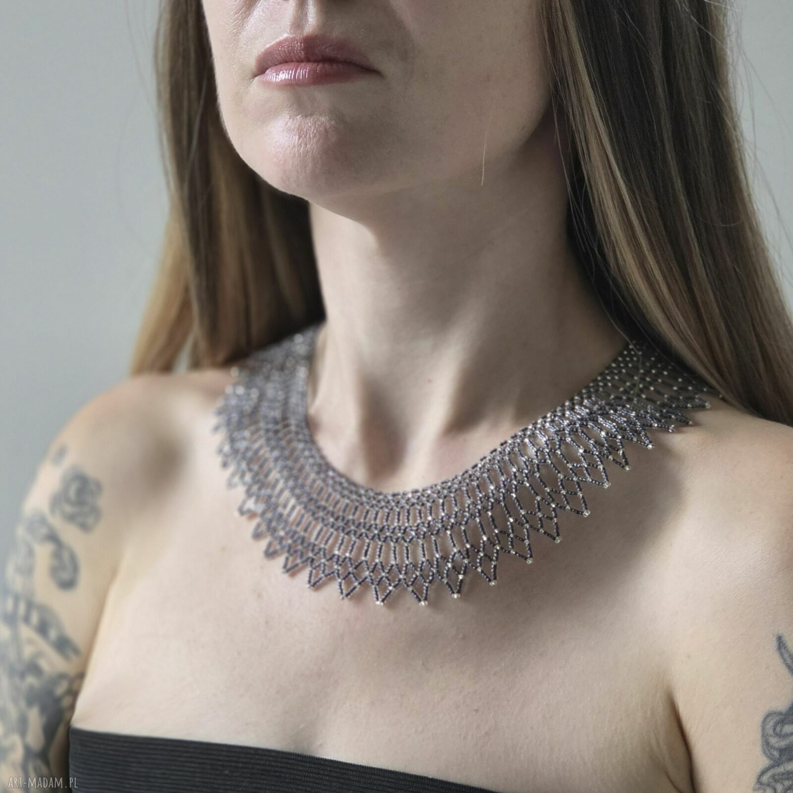 Ażurowy naszyjnik kołnierzyk z koralików szklanych - choker w grafitowo-srebrnym stylu art deco
