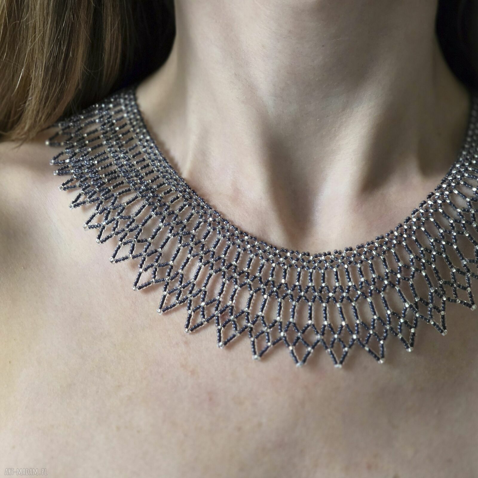 Ażurowy naszyjnik kołnierzyk z koralików szklanych - choker w grafitowo-srebrnym stylu art deco