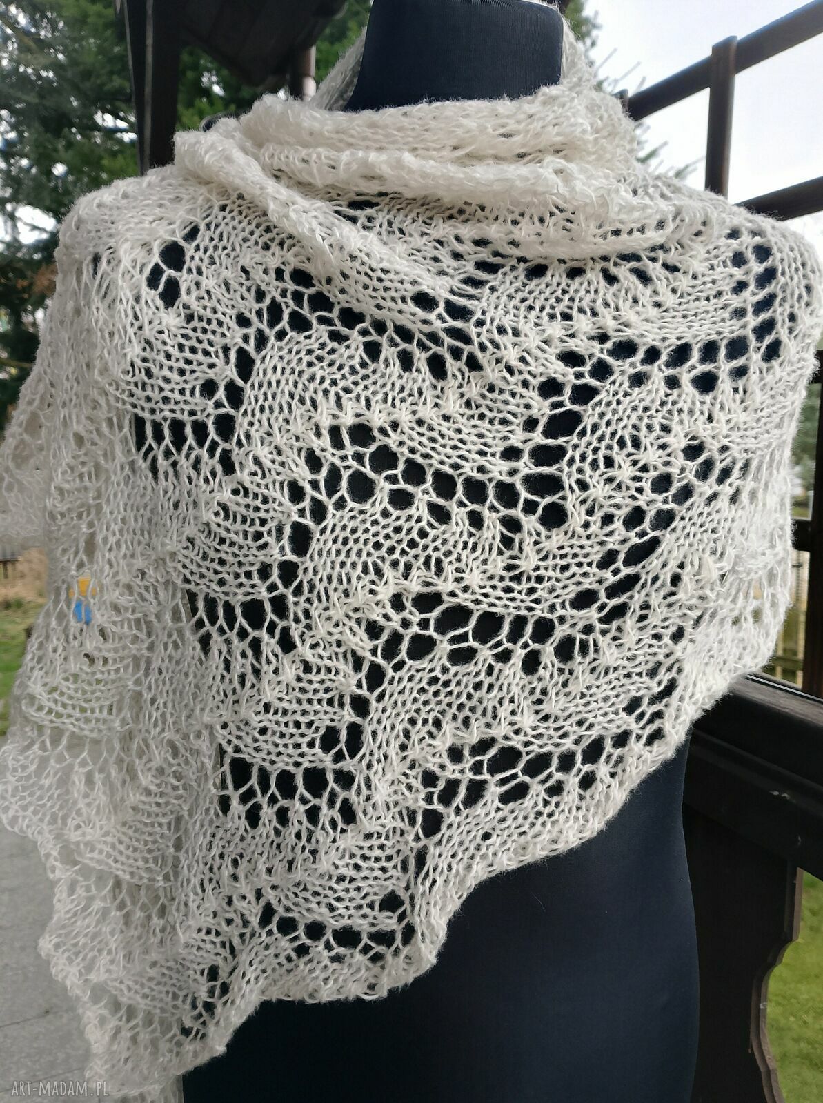Ażurowy szal mgiełka z moheru w kolorze ecru/kremowym - handmade