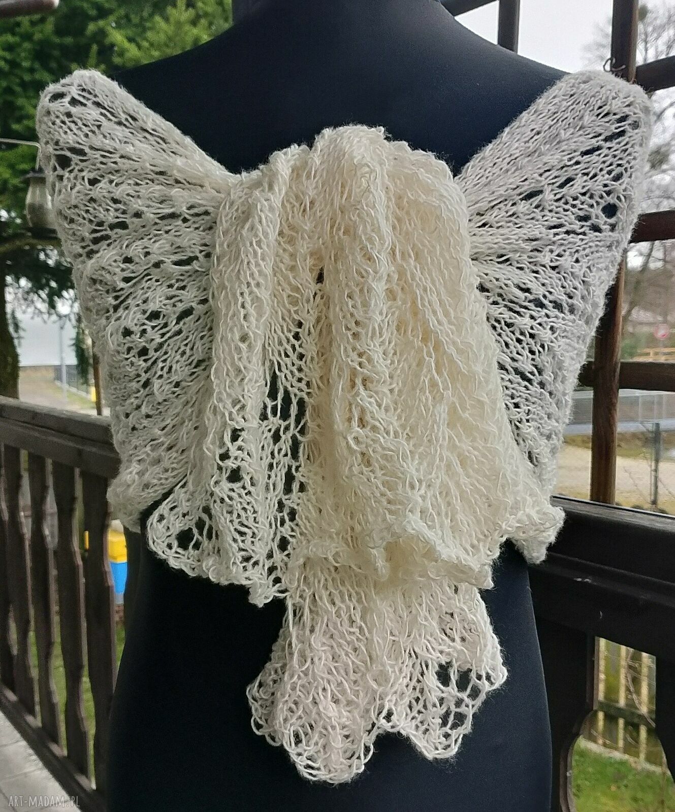 Ażurowy szal mgiełka z moheru w kolorze ecru/kremowym - handmade