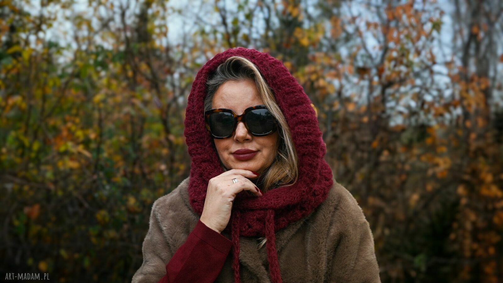 Balaclava z alpaki i jedwabiem w kolorze bordo - ręcznie szydełkowana kominiarka damska