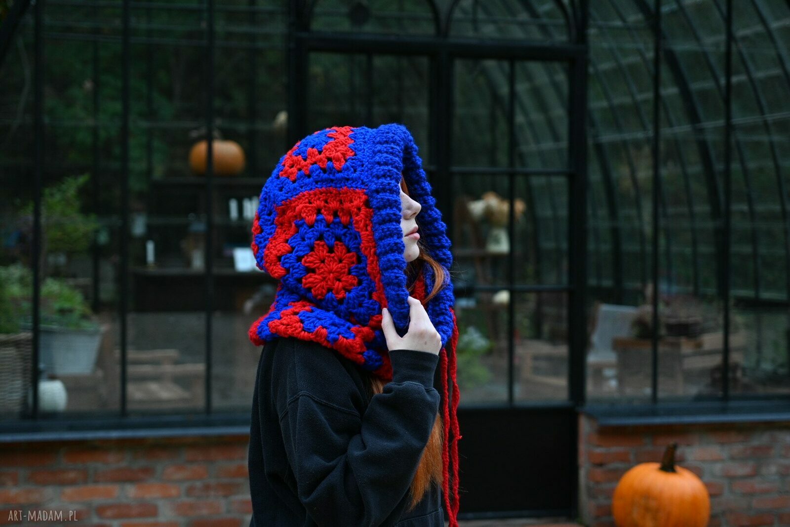 Balaclava ręcznie szydełkowana z bawełny - kapturek na zimę dla niej