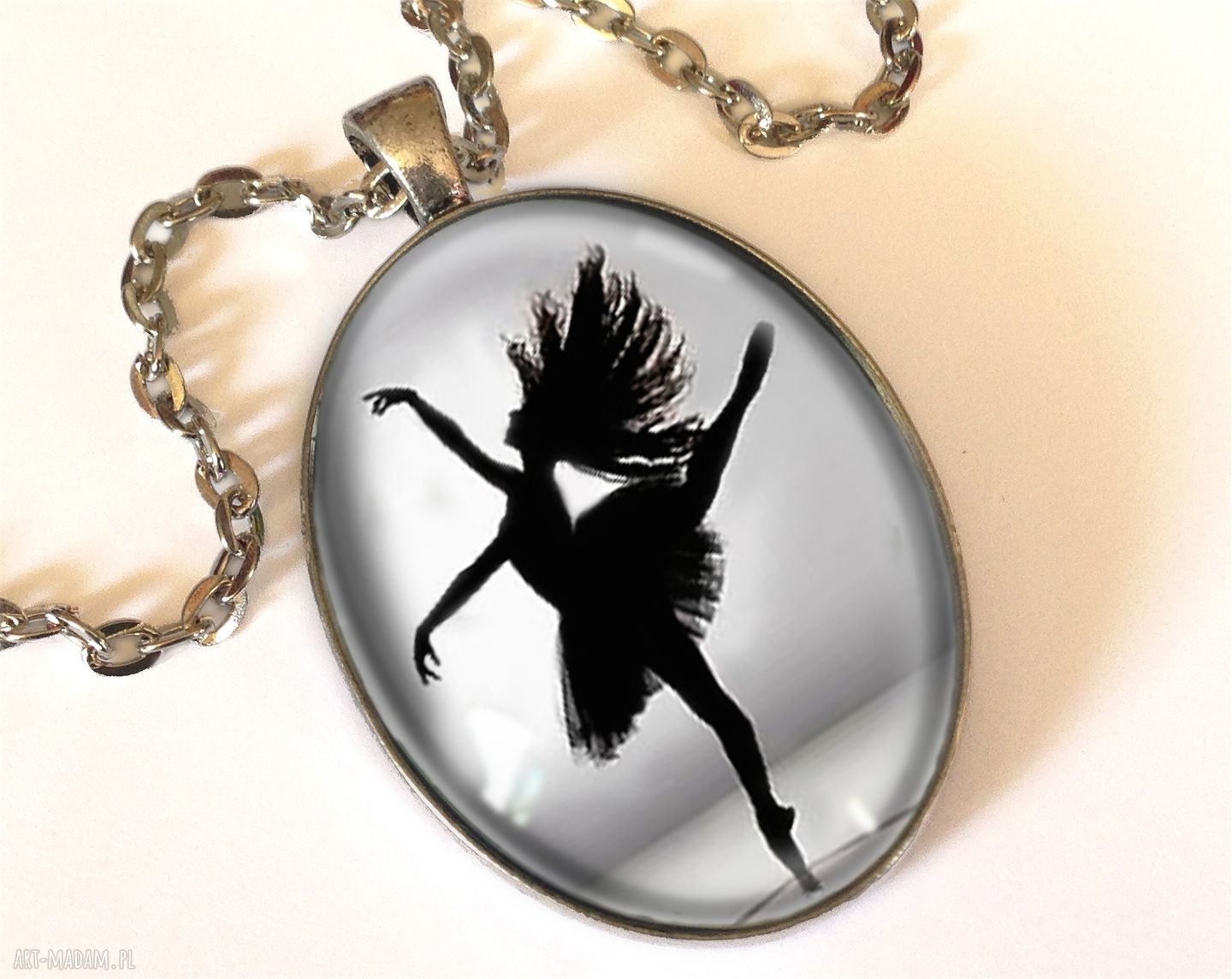 Baletnica owalny medalion łańcuszkiem tancerka taniec sztuka