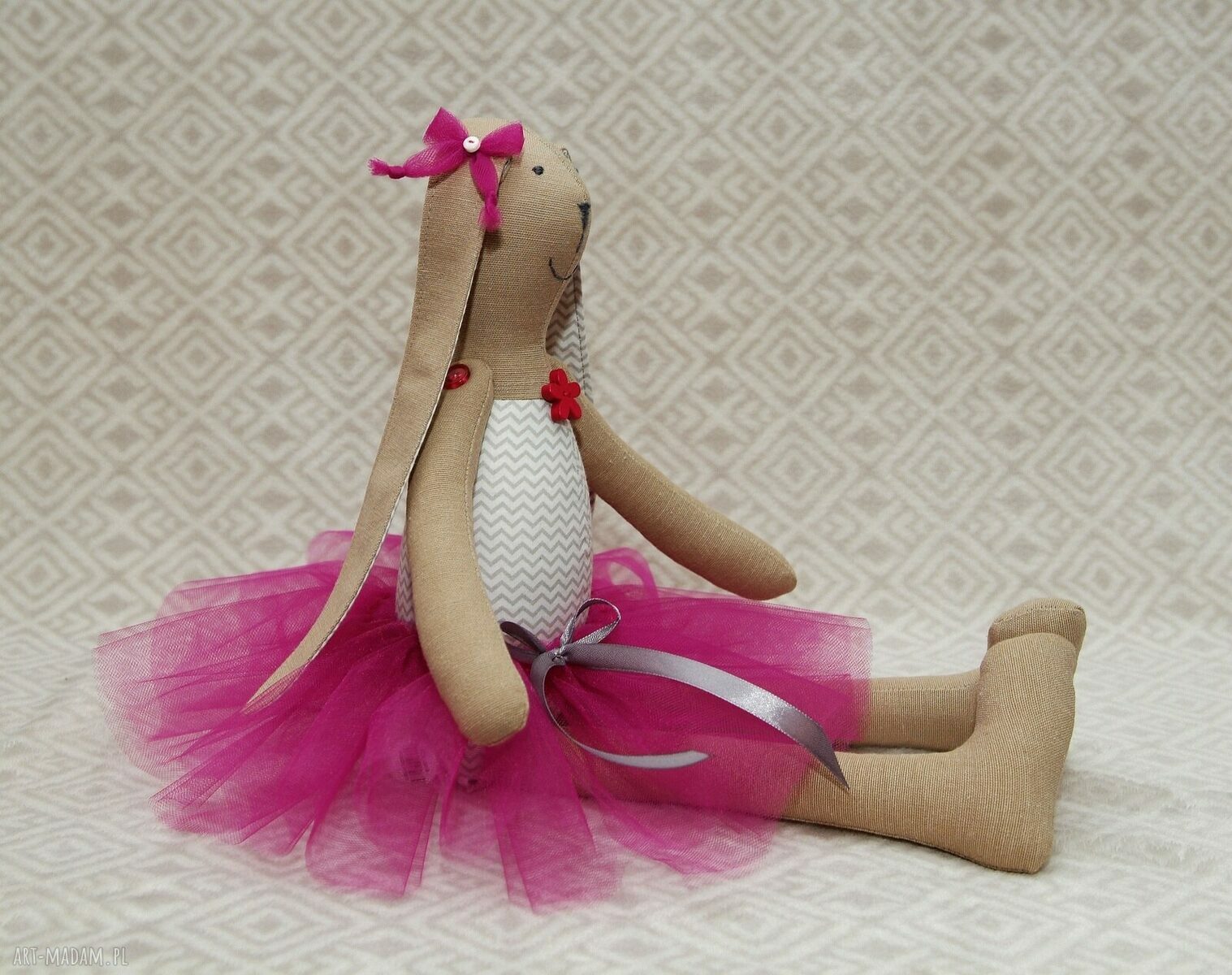 Baletnica w nowej amarantowej spódnicy handmade