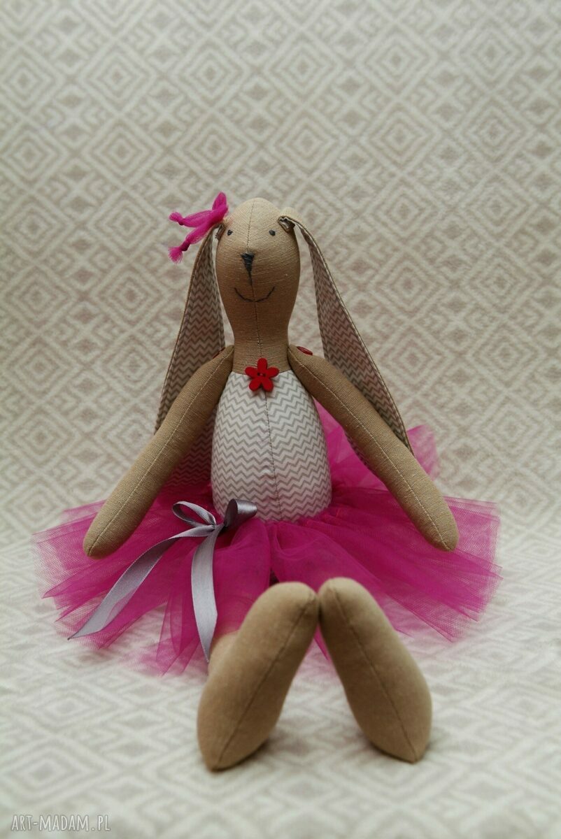 Baletnica w nowej amarantowej spódnicy handmade