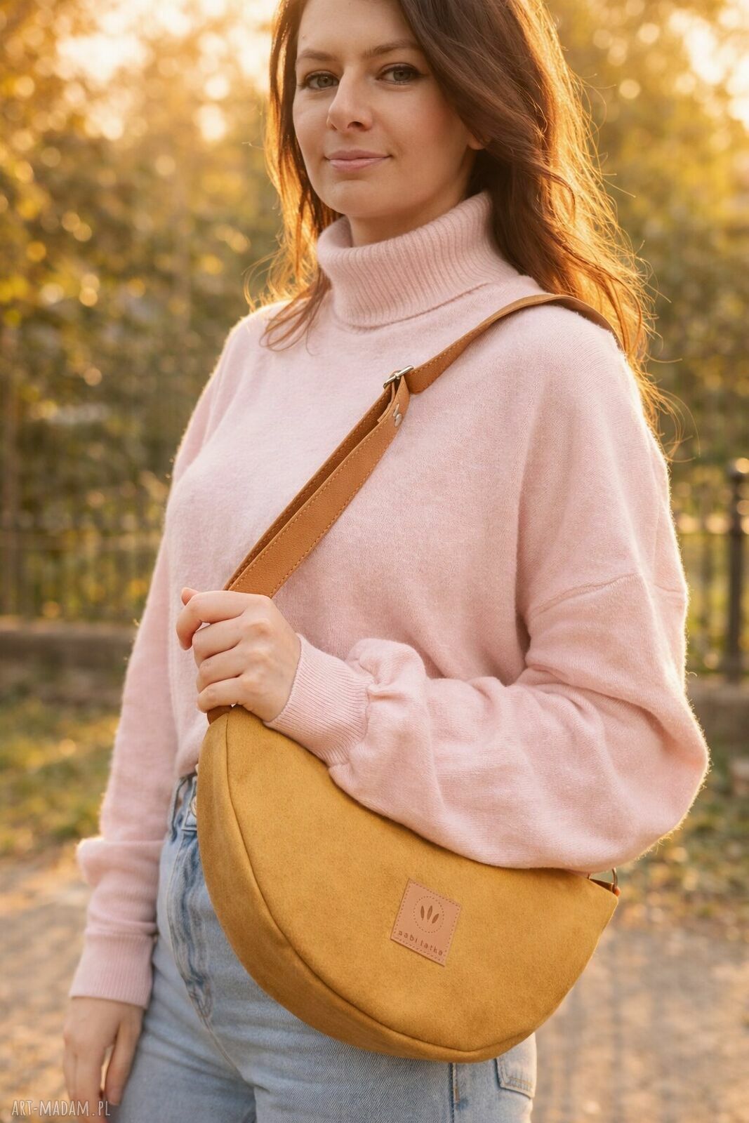 Banana nerka z miodowego nubuku Canyon - crossbody na skos
