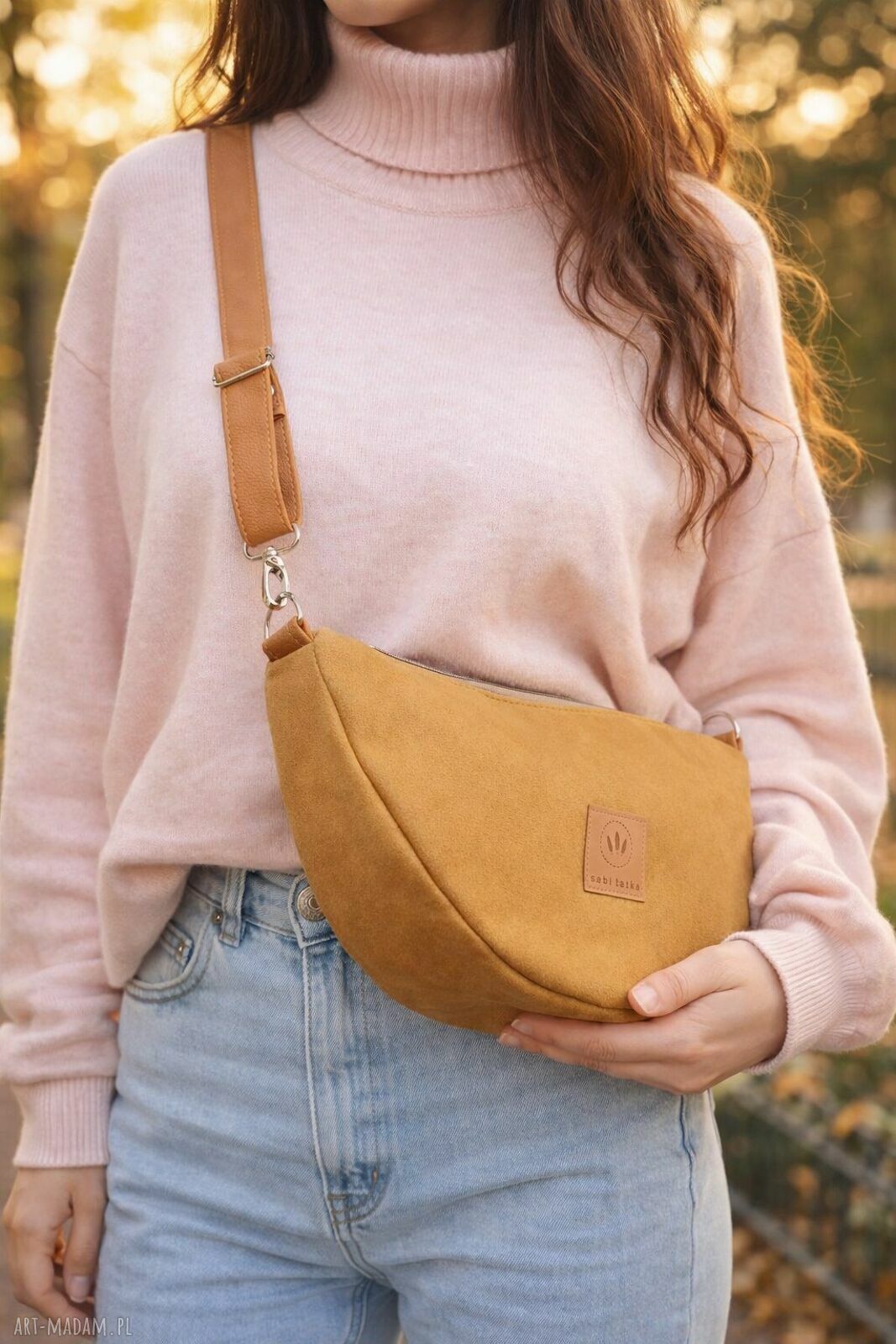 Banana nerka z miodowego nubuku Canyon - crossbody na skos