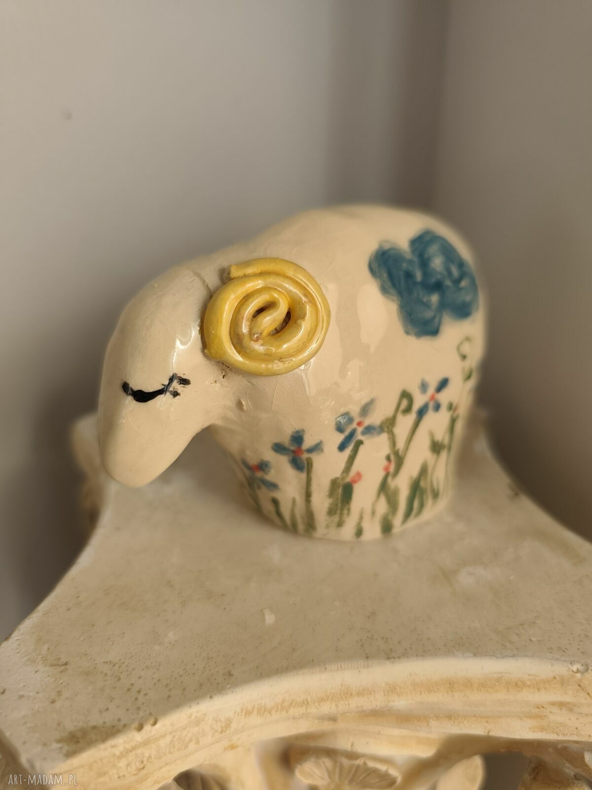 Baranek ceramiczny na Wielkanoc - ręcznie malowany, szkliwiony i dwukrotnie wypalany