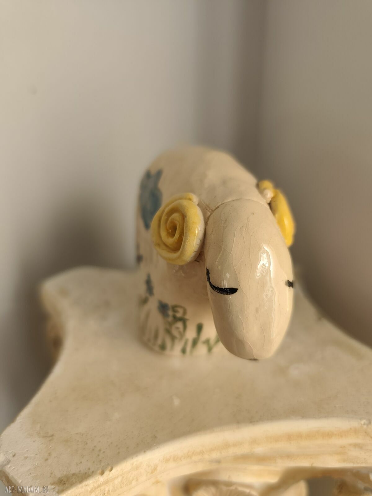 Baranek ceramiczny na Wielkanoc - ręcznie malowany, szkliwiony i dwukrotnie wypalany