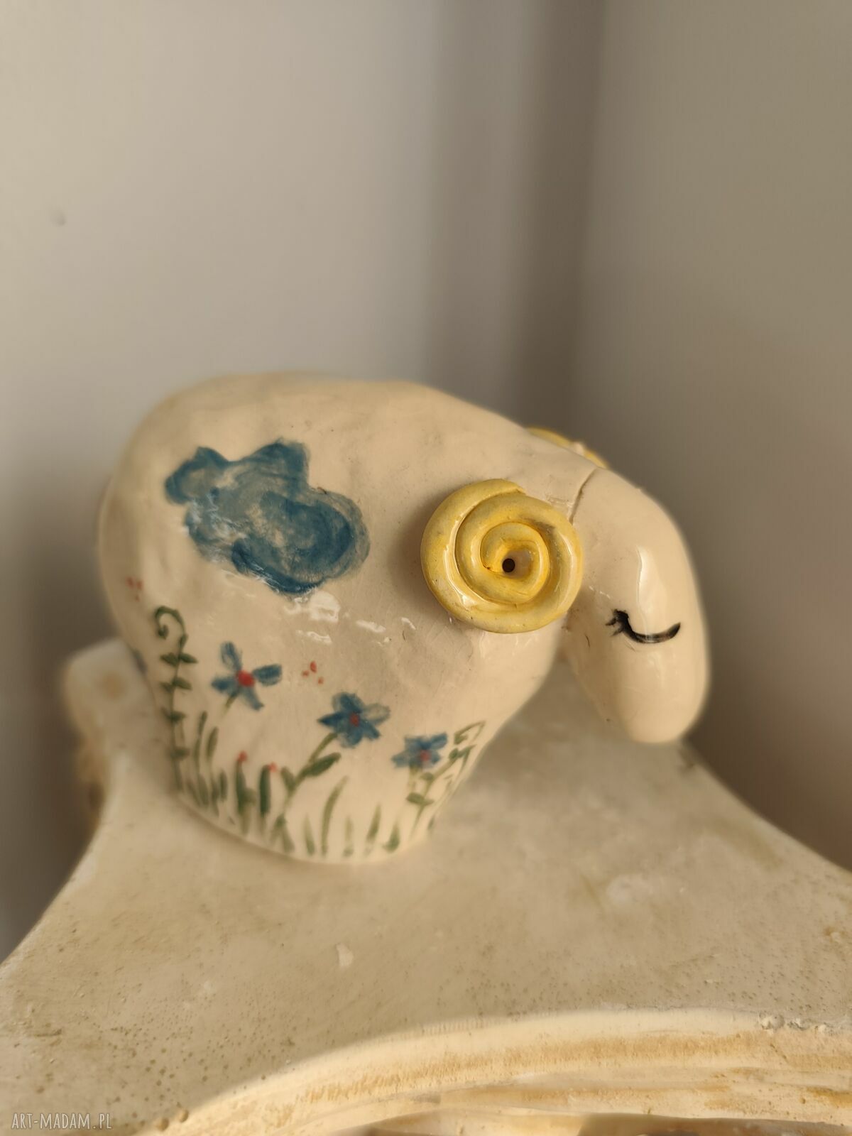 Baranek ceramiczny na Wielkanoc - ręcznie malowany, szkliwiony i dwukrotnie wypalany