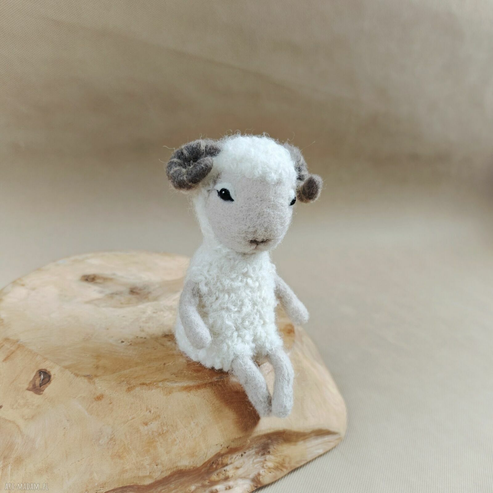 Baranek wielkanocny - filcowana figurka dekoracyjna z naturalnej wełny 11 cm