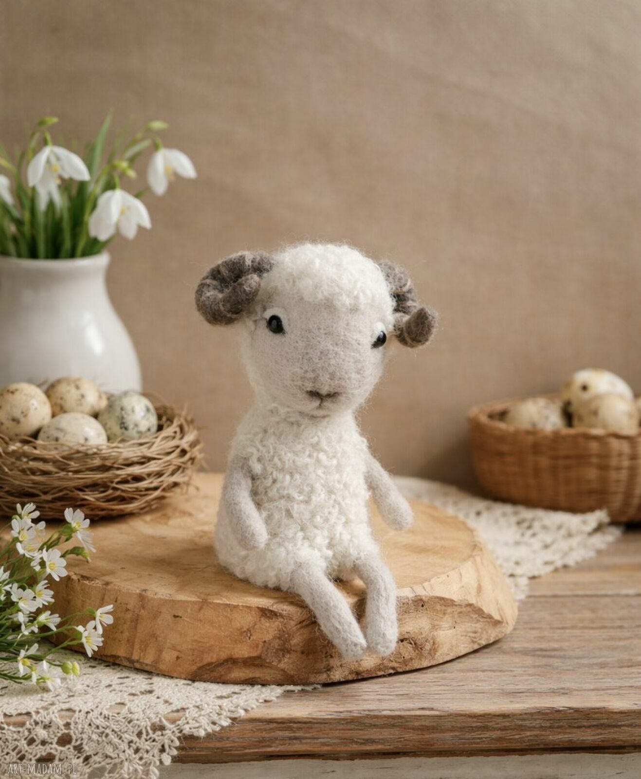 Baranek wielkanocny - filcowana figurka dekoracyjna z naturalnej wełny (11 cm)
