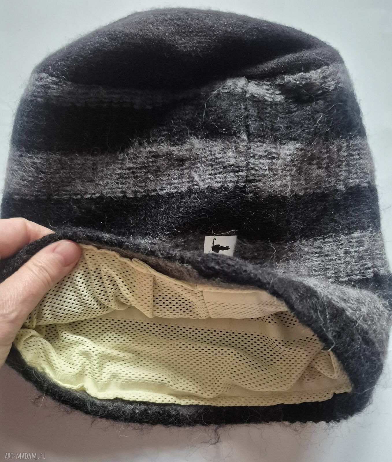 Ręcznie wykonana czapka rozmiar M szaro-czarna w paski z podszewką (55-56 cm)