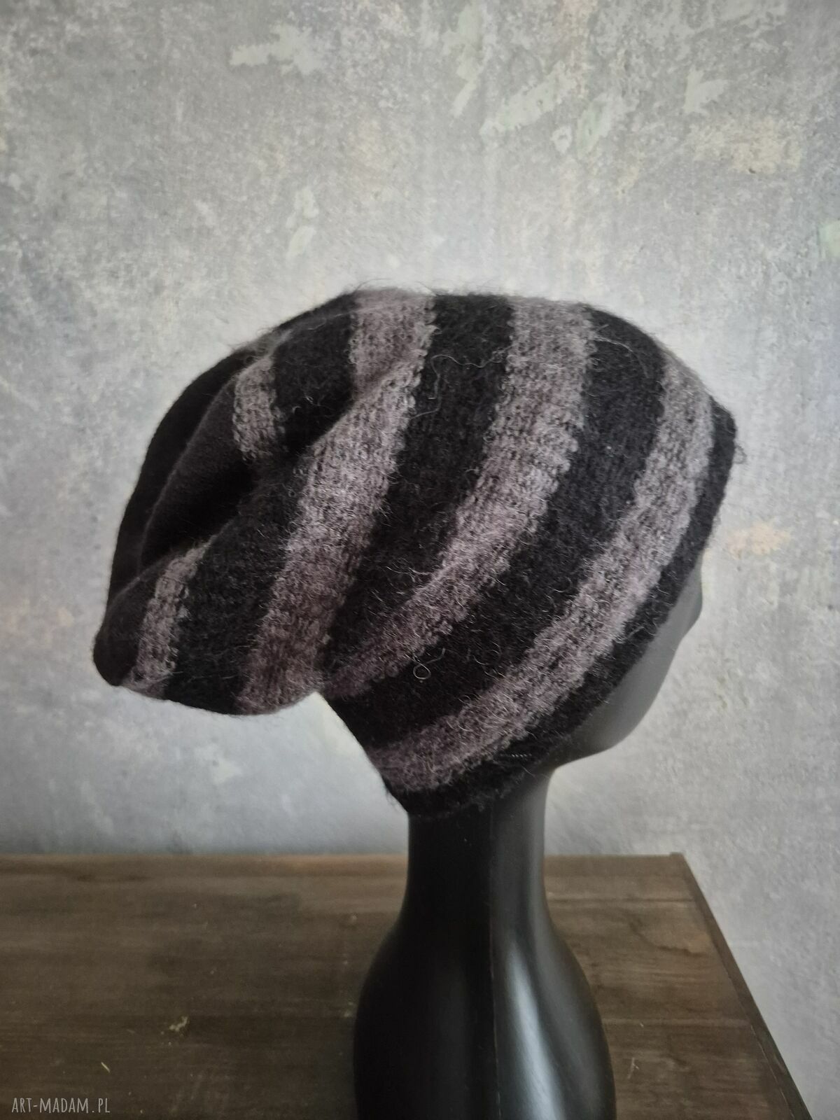 Ręcznie wykonana czapka rozmiar M szaro-czarna w paski z podszewką 55-56 cm