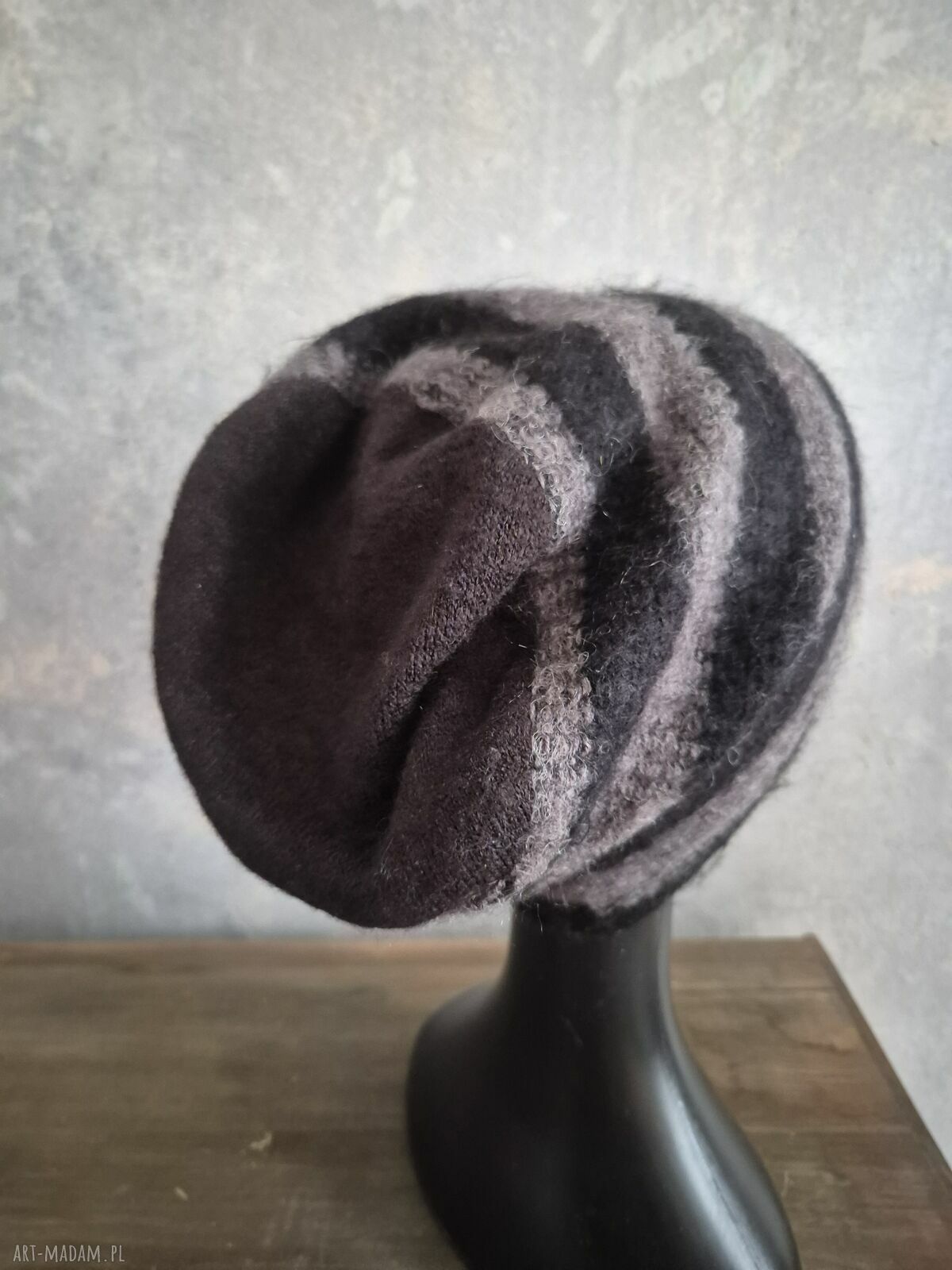 Ręcznie wykonana czapka rozmiar M szaro-czarna w paski z podszewką (55-56 cm)