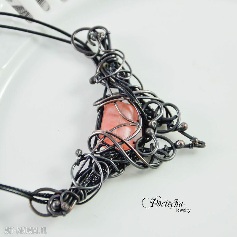 Naszyjnik Baroque z kwarcem wiśniowym - ręczne wire wrapping w miedzi