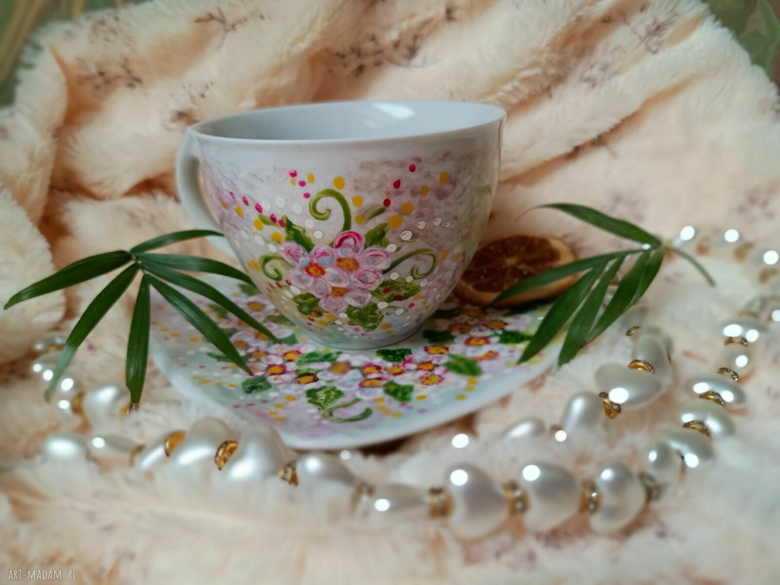 Barwny ręcznie malowany komplet kwiaty z porcelany (kubek 200 ml, filiżanka i talerzyk) - prezent dla niej
