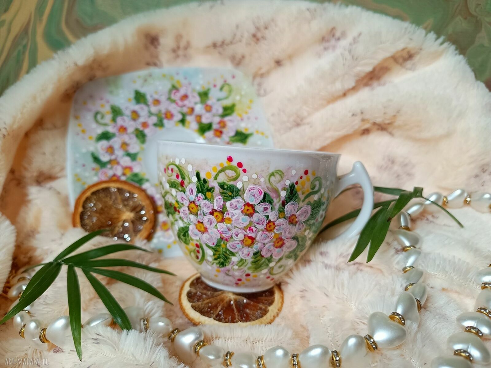 Barwny ręcznie malowany komplet kwiaty z porcelany (kubek 200 ml, filiżanka i talerzyk) - prezent dla niej