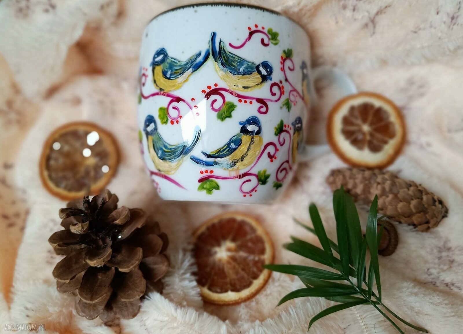Barwny ręcznie malowany kubek z ptasim rajem - sikorki na porcelanie 480 ml