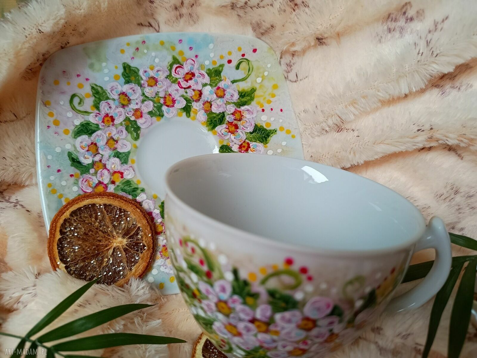 Barwny ręcznie malowany komplet kwiaty z porcelany (kubek 200 ml, filiżanka i talerzyk) - prezent dla niej