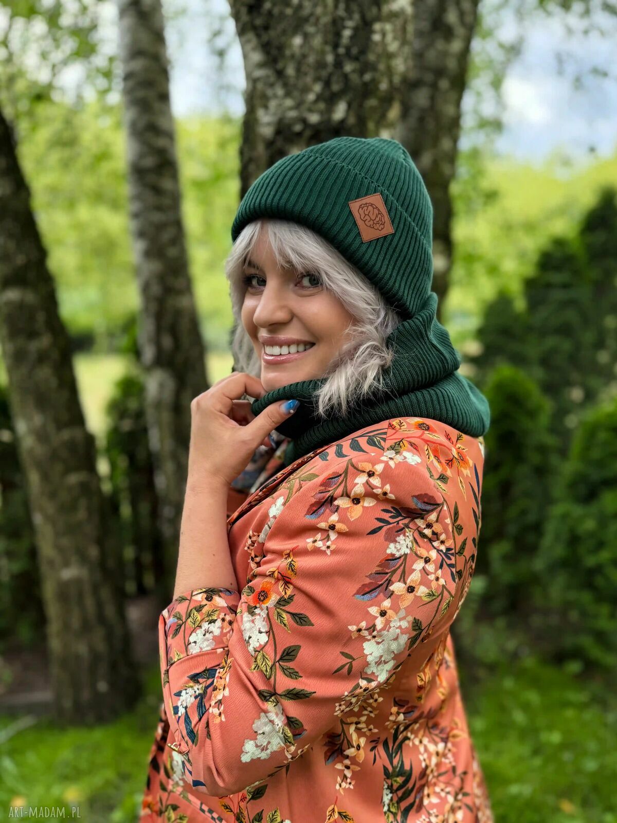 Bawełniana czapka beanie „Zielony” 2w1 z ekoskórkowym logo