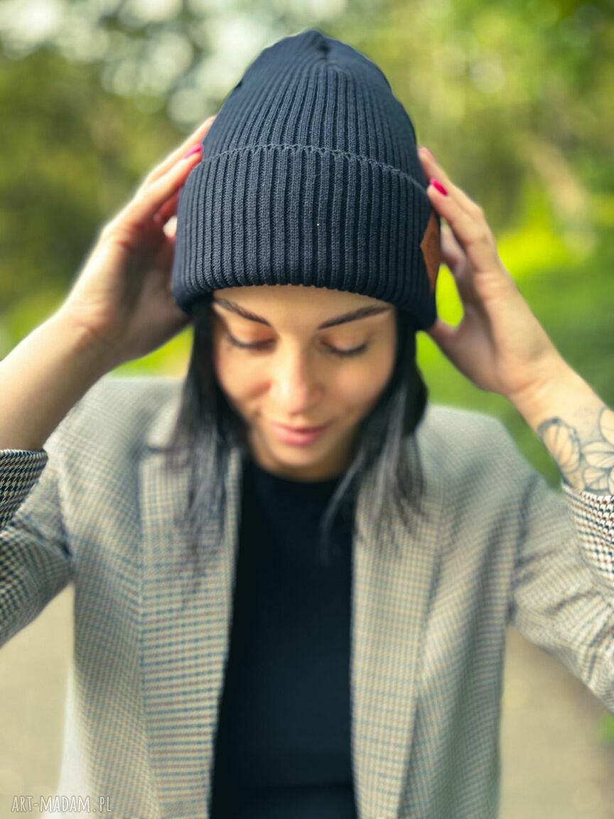 Bawełniana czapka beanie 2w1 z ekoskórkowym logo - czarny