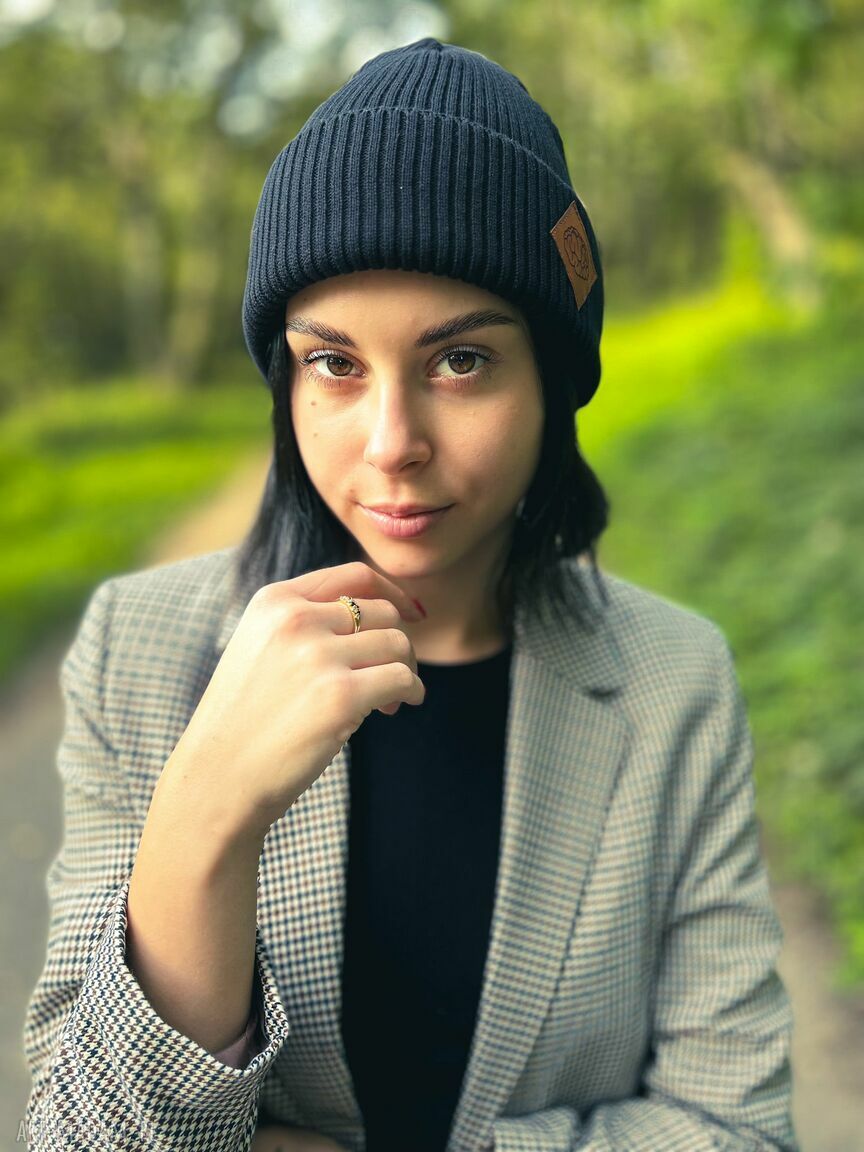 Bawełniana czapka beanie 2w1 z ekoskórkowym logo - czarny