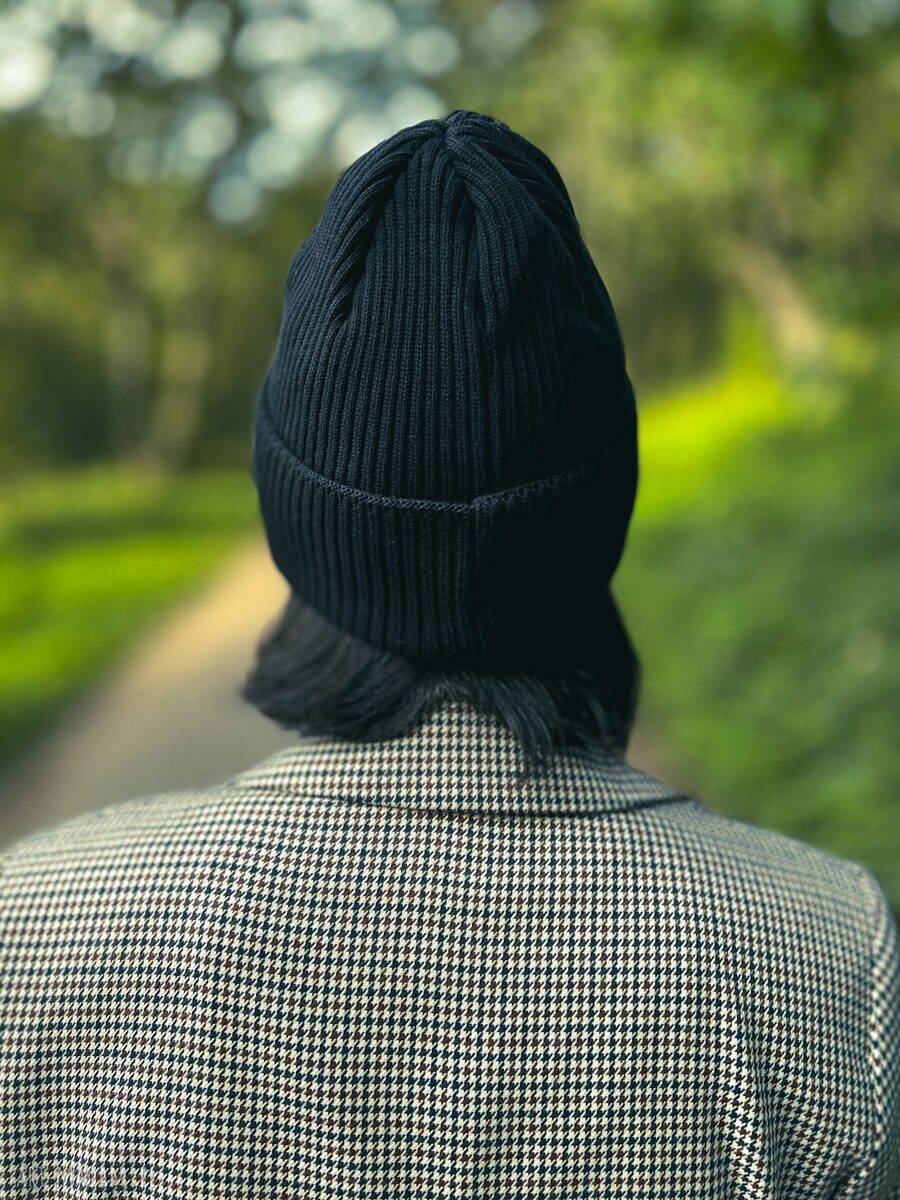 Bawełniana czapka beanie 2w1 z ekoskórkowym logo - czarny