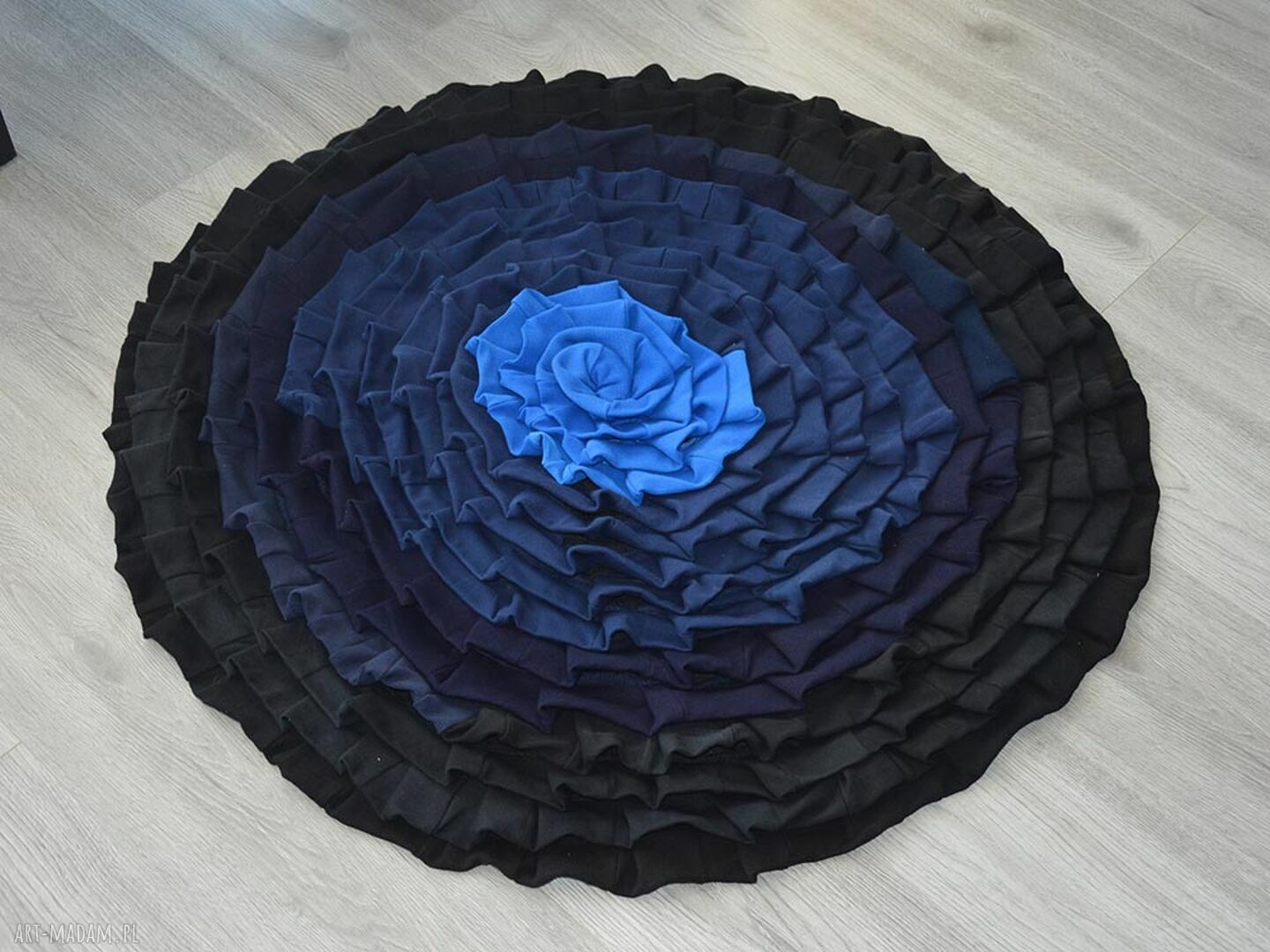 Bawełniany dywanik rozetka w tonacji czarno-granatowo-niebieskiej (95 cm)