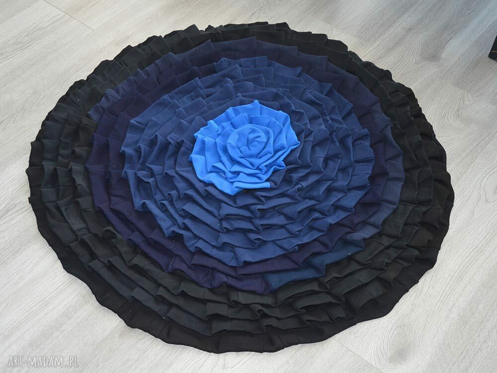 Bawełniany dywanik rozetka w tonacji czarno-granatowo-niebieskiej (95 cm)