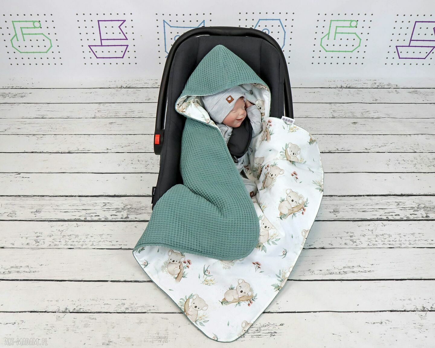 Bawełniany kocyk do fotelika Newborn Koala biel - otulacz na pasy