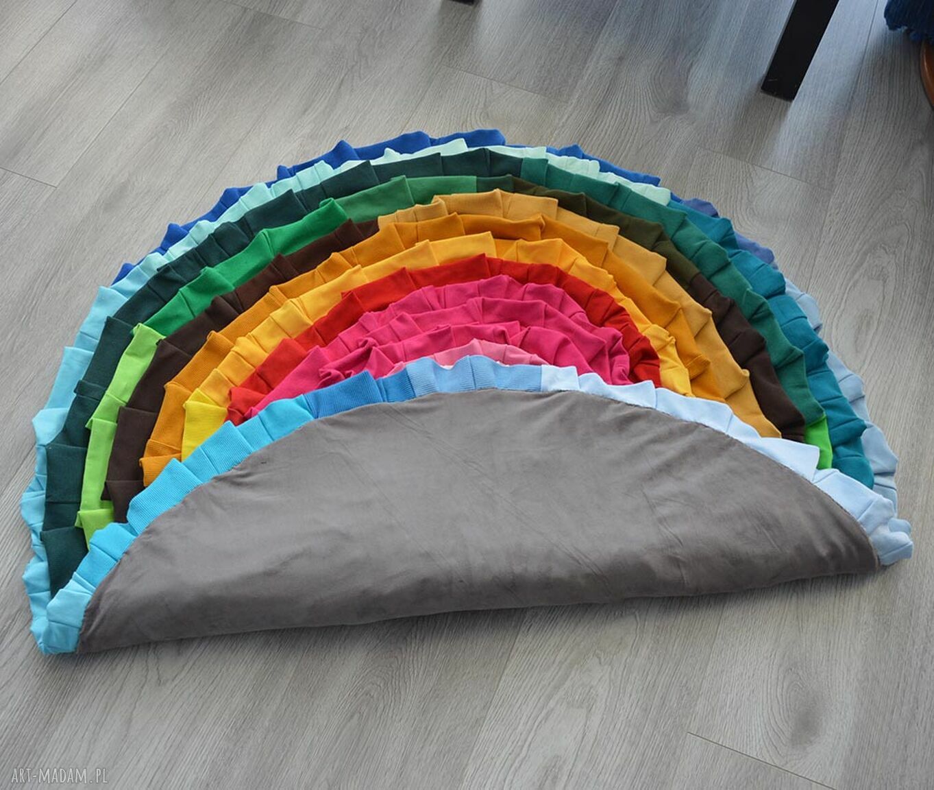 Bawełniany dywanik rozetka w kolorach tęczy - 100 cm