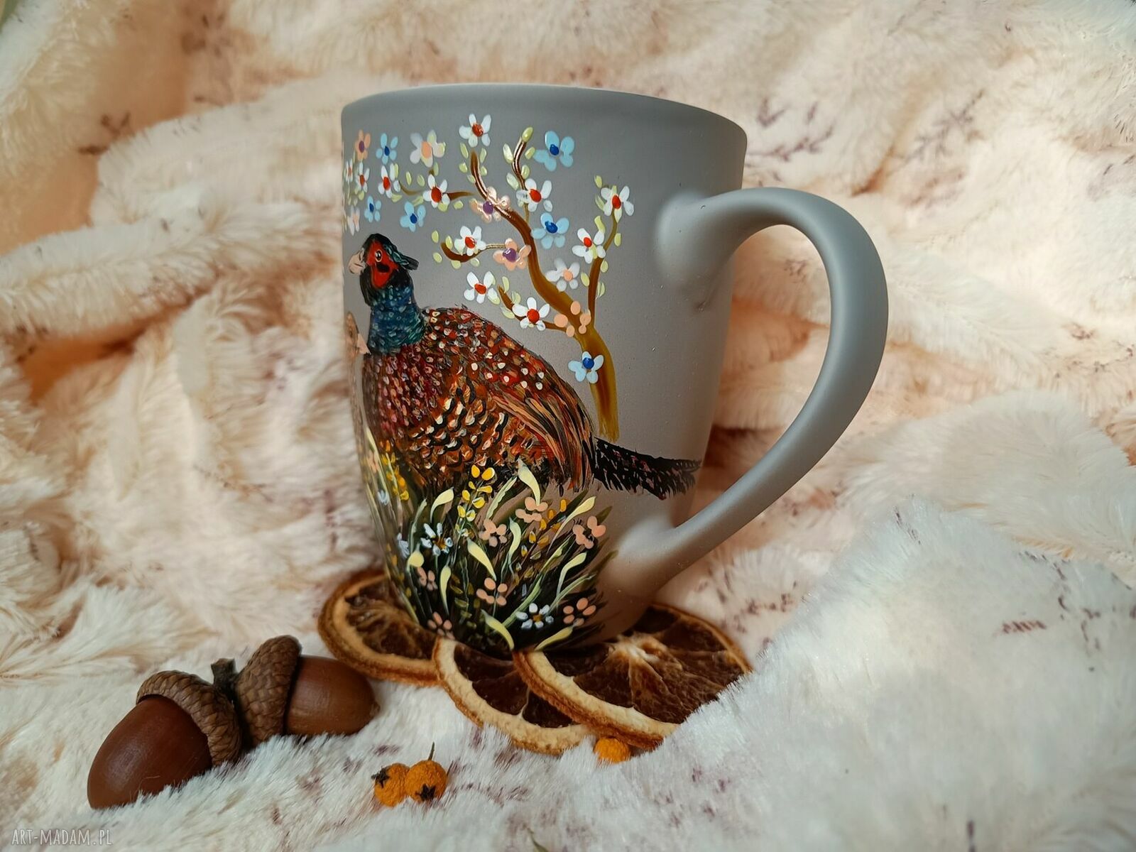 Bażanty wśród kwitnącej wiosny - ręcznie malowany kubek 300 ml