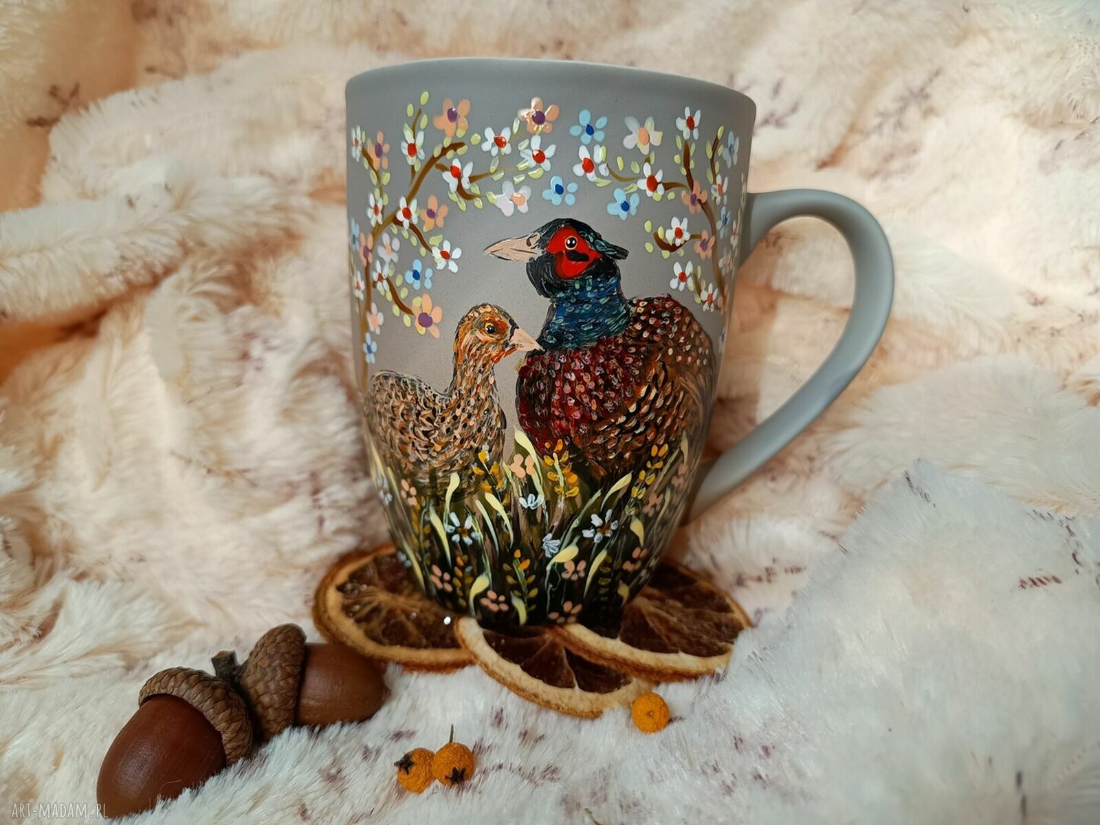 Bażanty wśród kwitnącej wiosny - ręcznie malowany kubek 300 ml