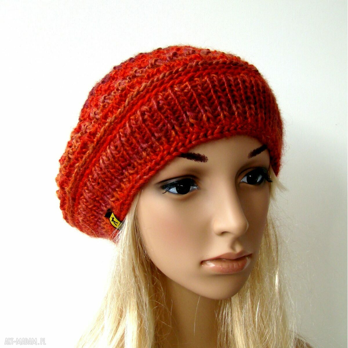 beret ażurowy w czerwieniach