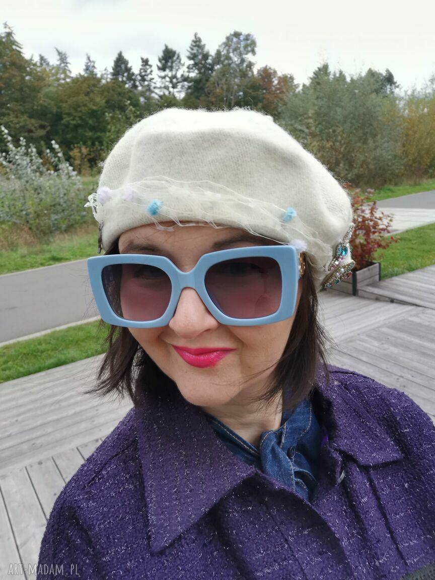 Beret ecru z wełny - woalka i broszki, ręcznie robiony