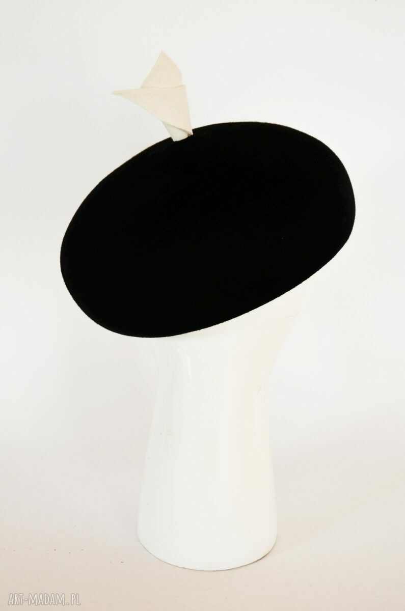 Beret iris - filcowy beret ręcznie formowany z odpinaną broszką (M 57 cm)