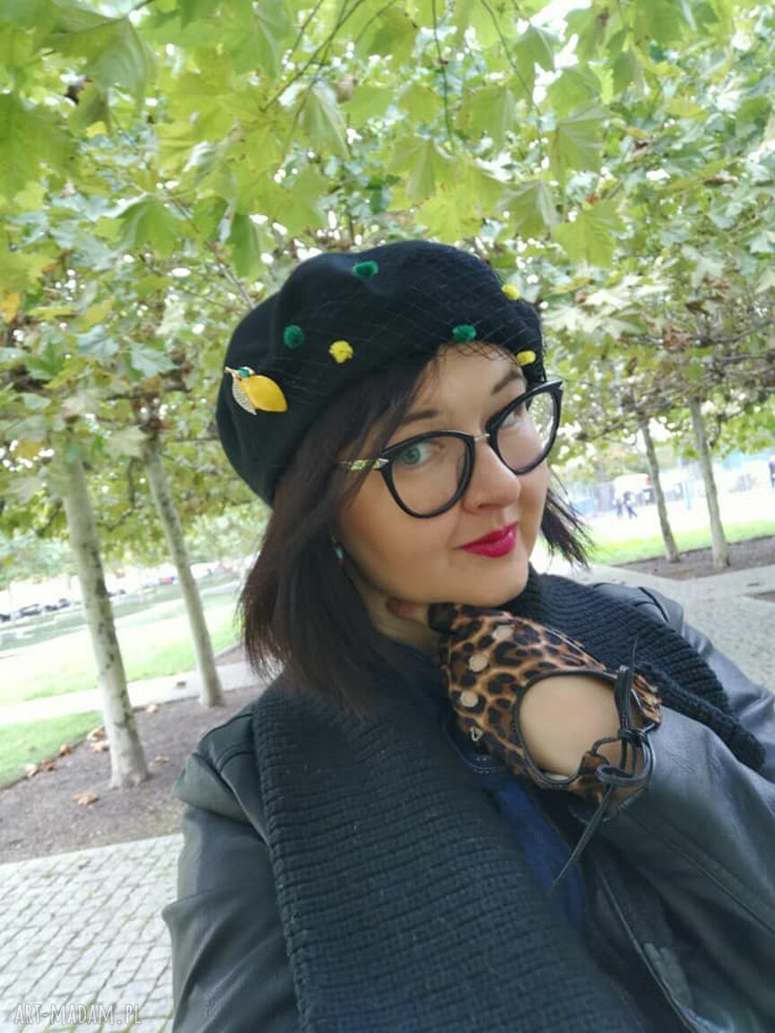 Beret w cytrynę z wełny - ręcznie robiony fascynator z broszką i pomponami